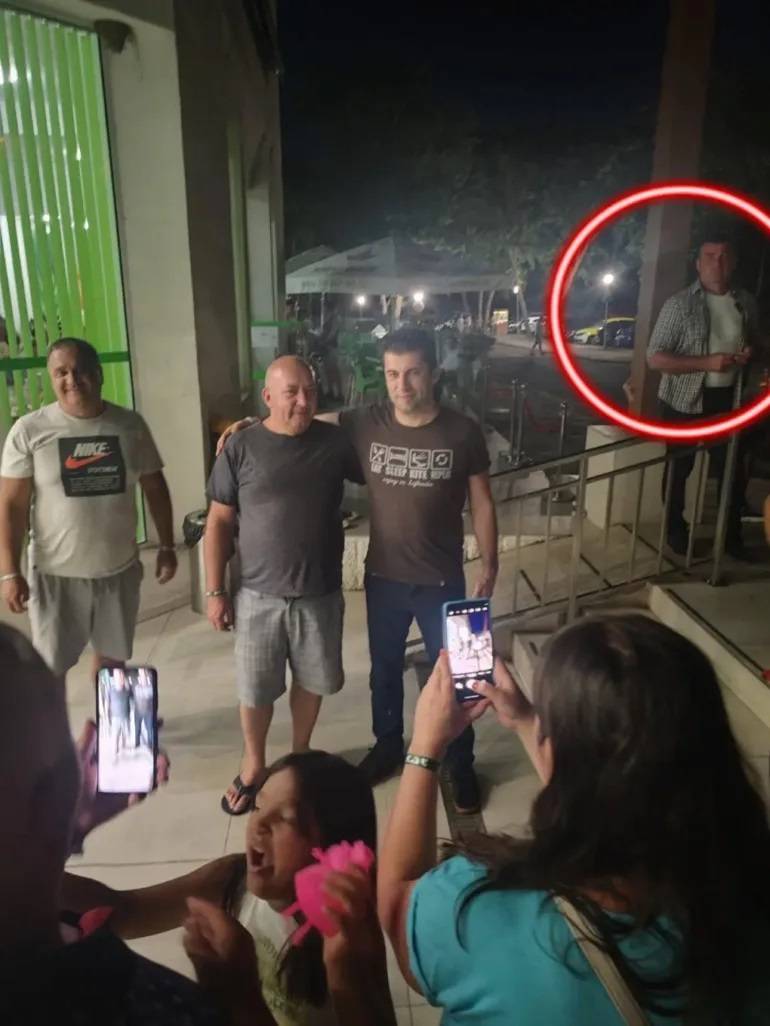 Петков малко по-късно се снима със същата тениска, а зад него плътно е охранител от НСО